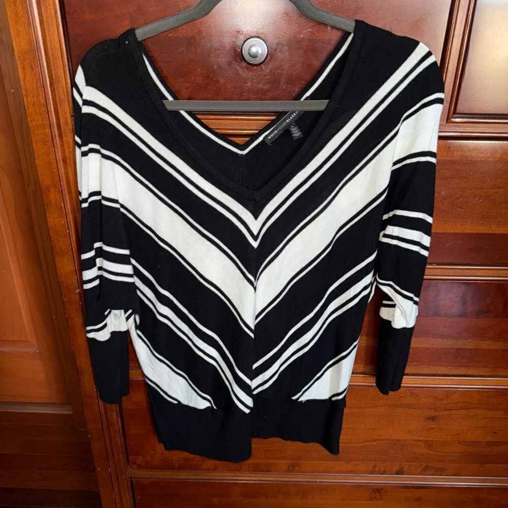 WHITE HOUSE BLACK MARKET striped v-neck half sleeve sweater, women’s medium